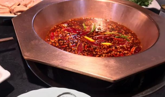 现在开火锅店赚钱吗？火锅店行情怎么样-第2张图片